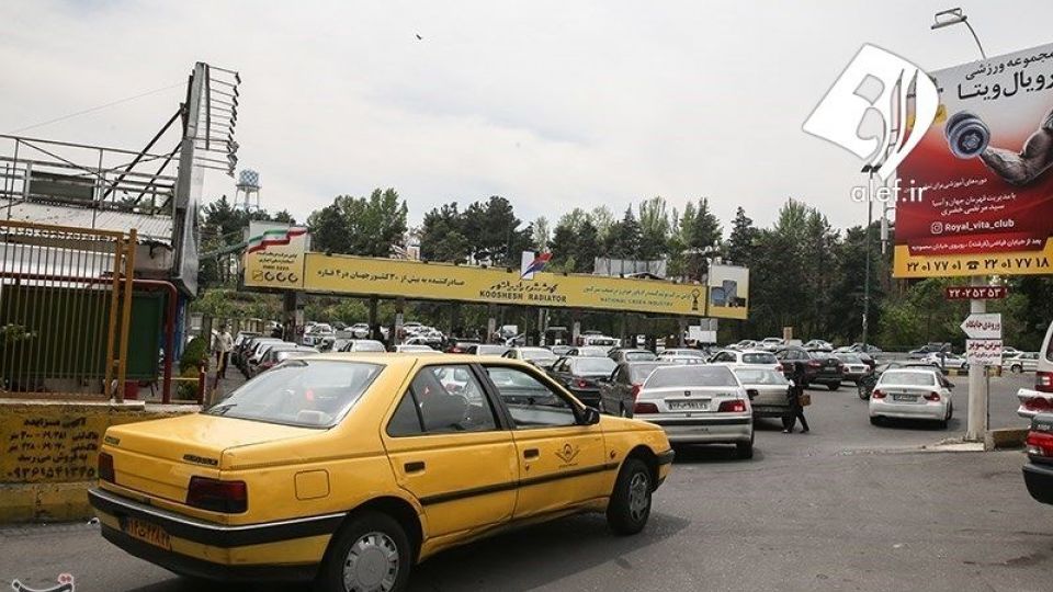 صف طولانی مقابل پمپ بنزین ها صف طولانی مقابل پمپ بنزین ها