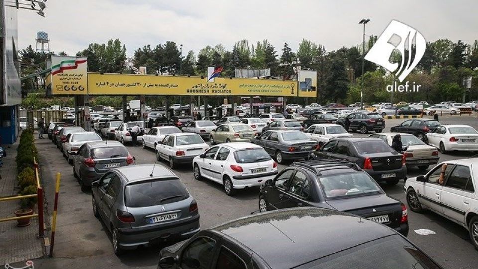 صف طولانی مقابل پمپ بنزین ها صف طولانی مقابل پمپ بنزین ها