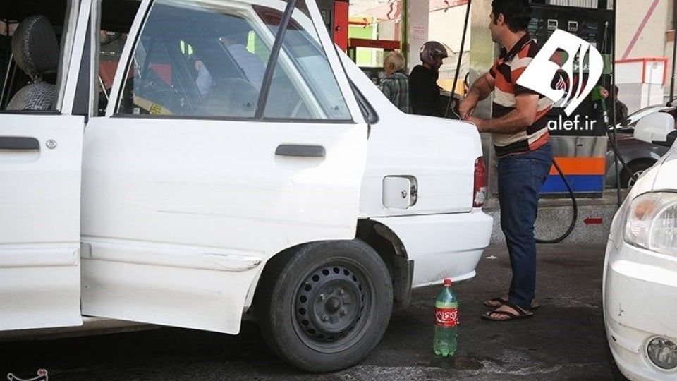 صف طولانی مقابل پمپ بنزین ها صف طولانی مقابل پمپ بنزین ها