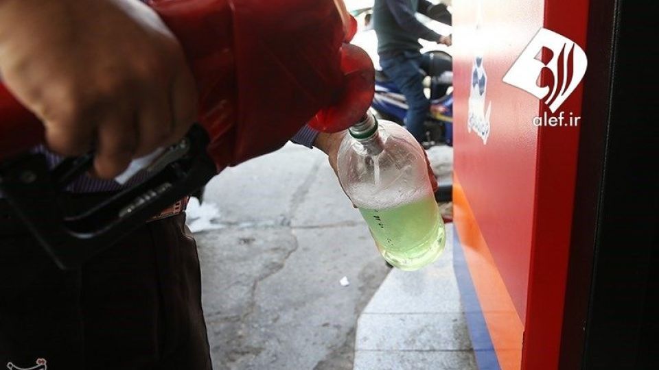 صف طولانی مقابل پمپ بنزین ها صف طولانی مقابل پمپ بنزین ها