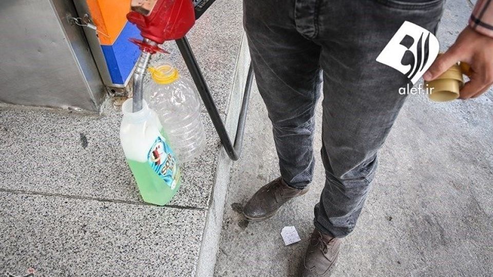 صف طولانی مقابل پمپ بنزین ها صف طولانی مقابل پمپ بنزین ها