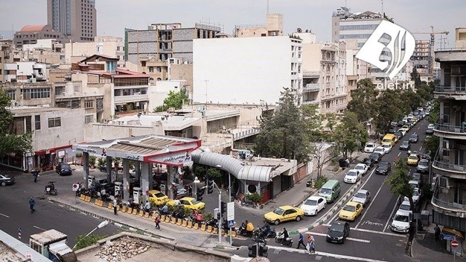 صف طولانی مقابل پمپ بنزین ها صف طولانی مقابل پمپ بنزین ها