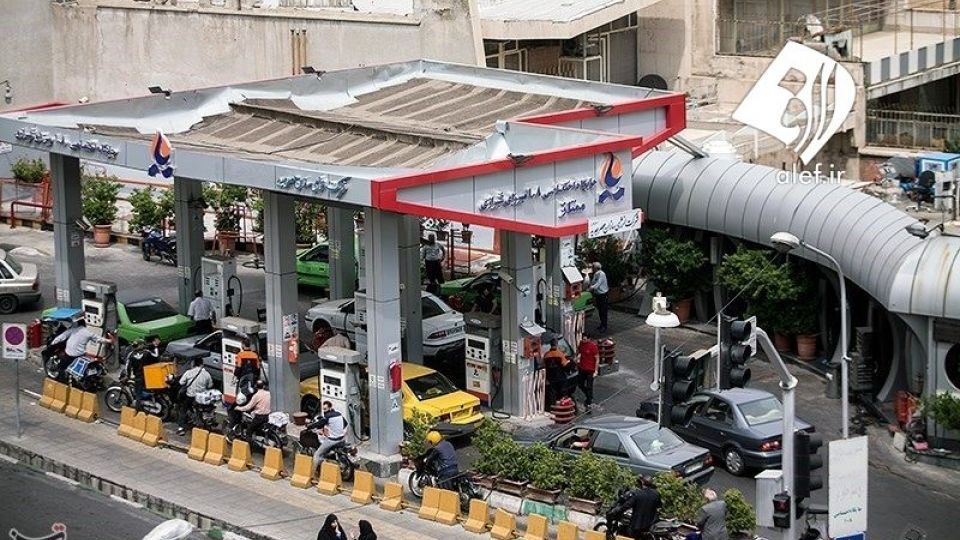 صف طولانی مقابل پمپ بنزین ها صف طولانی مقابل پمپ بنزین ها