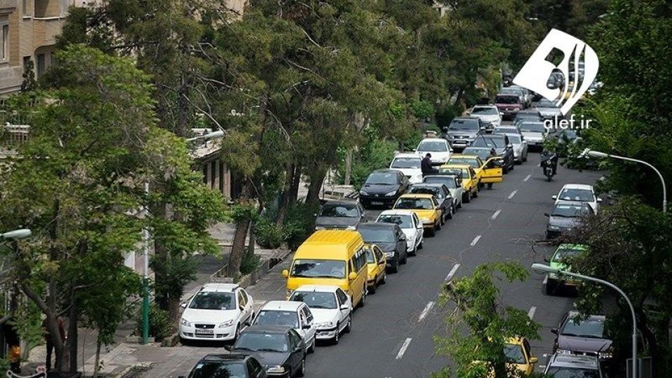 صف طولانی مقابل پمپ بنزین ها صف طولانی مقابل پمپ بنزین ها