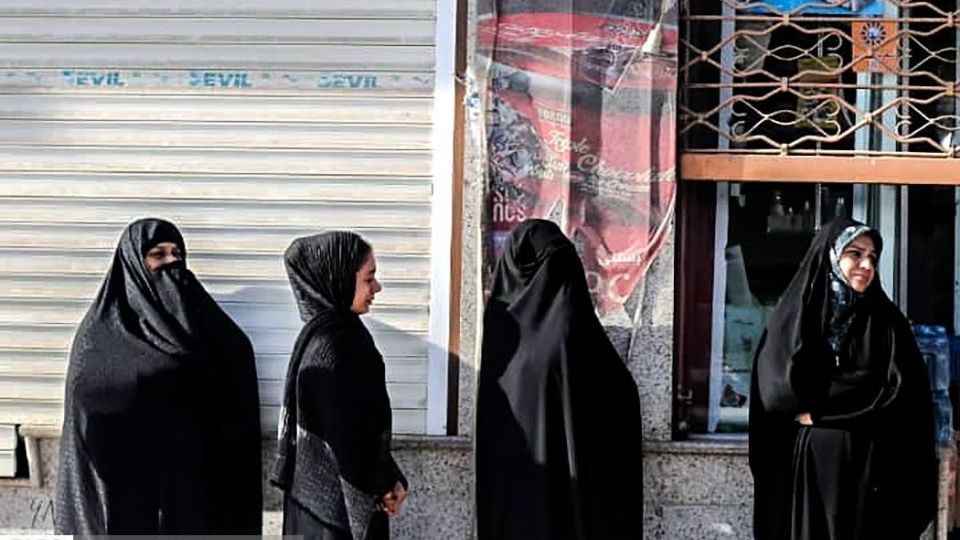 حضور مردم کرمان در «بیت الزهراء(س)» حضور مردم کرمان در «بیت الزهراء(س)»