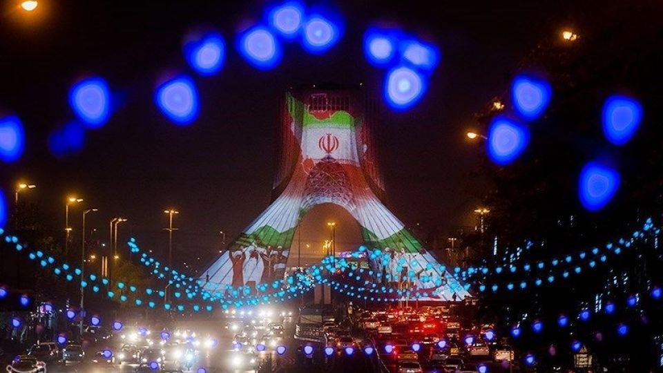 نقش اتحاد و همبستگی ملت ایران بر برج آزادی نقش اتحاد و همبستگی ملت ایران بر برج آزادی