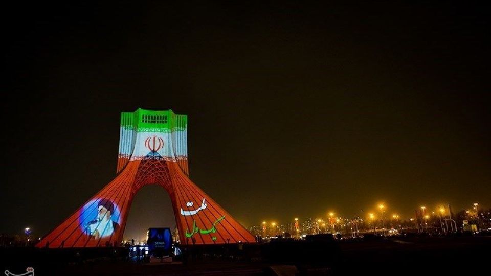 نقش اتحاد و همبستگی ملت ایران بر برج آزادی نقش اتحاد و همبستگی ملت ایران بر برج آزادی