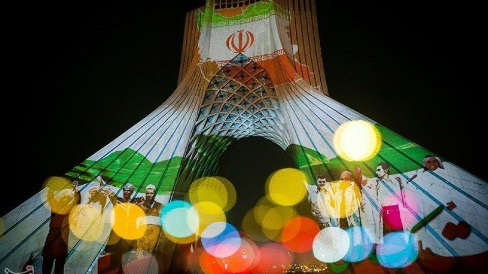 نقش اتحاد و همبستگی ملت ایران بر برج آزادی نقش اتحاد و همبستگی ملت ایران بر برج آزادی