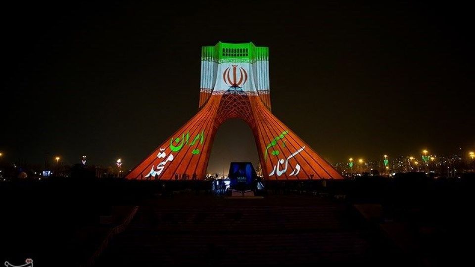 نقش اتحاد و همبستگی ملت ایران بر برج آزادی نقش اتحاد و همبستگی ملت ایران بر برج آزادی