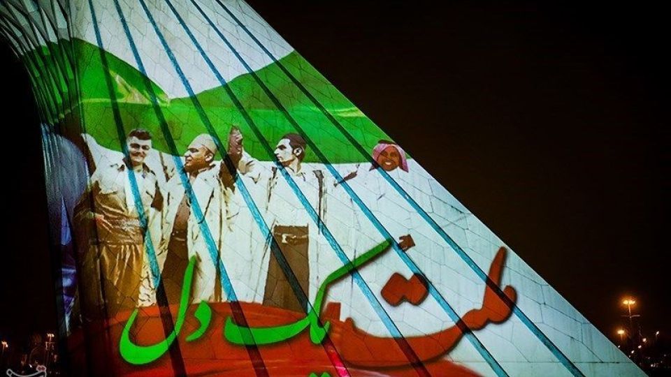 نقش اتحاد و همبستگی ملت ایران بر برج آزادی نقش اتحاد و همبستگی ملت ایران بر برج آزادی