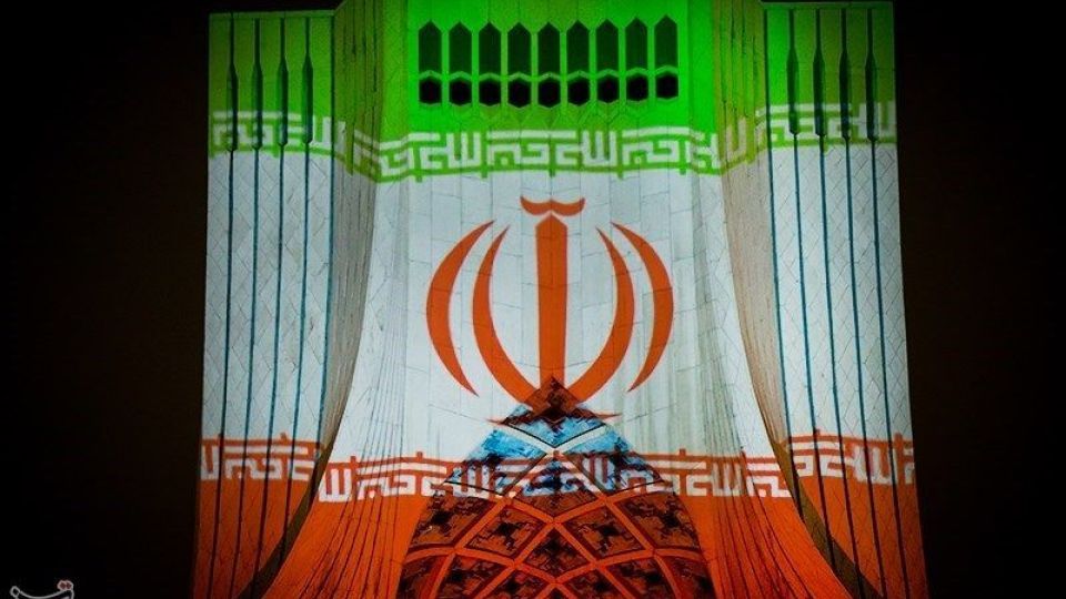 نقش اتحاد و همبستگی ملت ایران بر برج آزادی نقش اتحاد و همبستگی ملت ایران بر برج آزادی