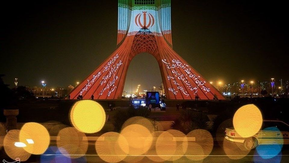 نقش اتحاد و همبستگی ملت ایران بر برج آزادی نقش اتحاد و همبستگی ملت ایران بر برج آزادی