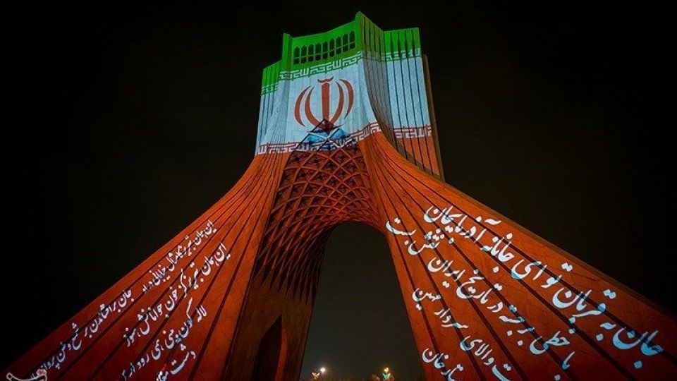 نقش اتحاد و همبستگی ملت ایران بر برج آزادی نقش اتحاد و همبستگی ملت ایران بر برج آزادی