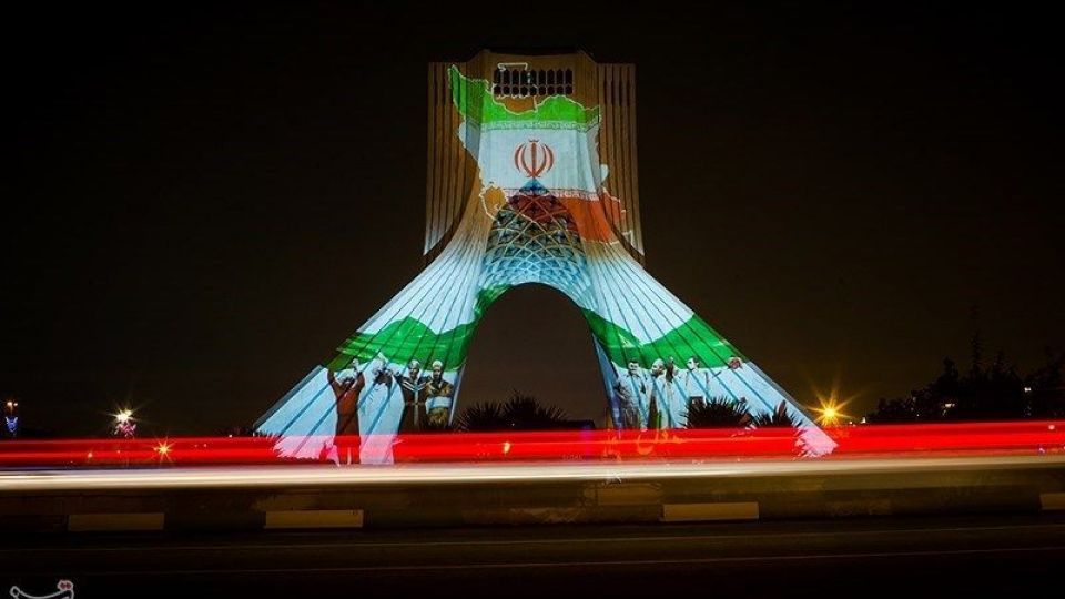 نقش اتحاد و همبستگی ملت ایران بر برج آزادی نقش اتحاد و همبستگی ملت ایران بر برج آزادی