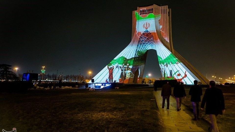 نقش اتحاد و همبستگی ملت ایران بر برج آزادی نقش اتحاد و همبستگی ملت ایران بر برج آزادی