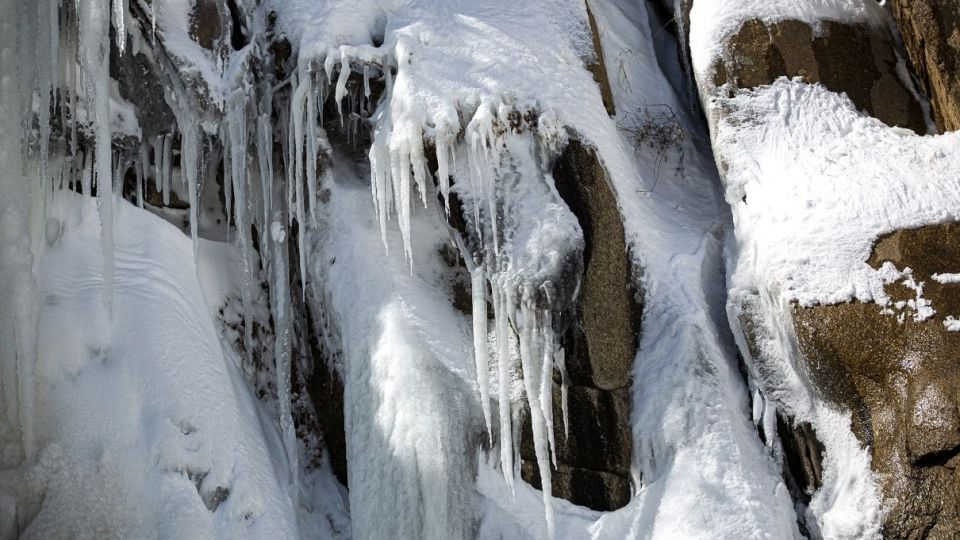 آبشار گنجنامه یخ زد آبشار گنجنامه یخ زد