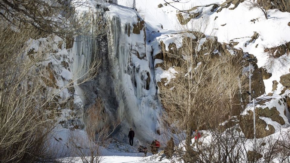 آبشار گنجنامه یخ زد آبشار گنجنامه یخ زد