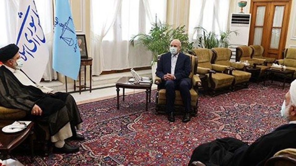 سران قوا: در کوتاه‌ترین زمان، ساختار استفاده از کالابرگ برای عرضه کالا‌های ضروری آماده و اجرا شود