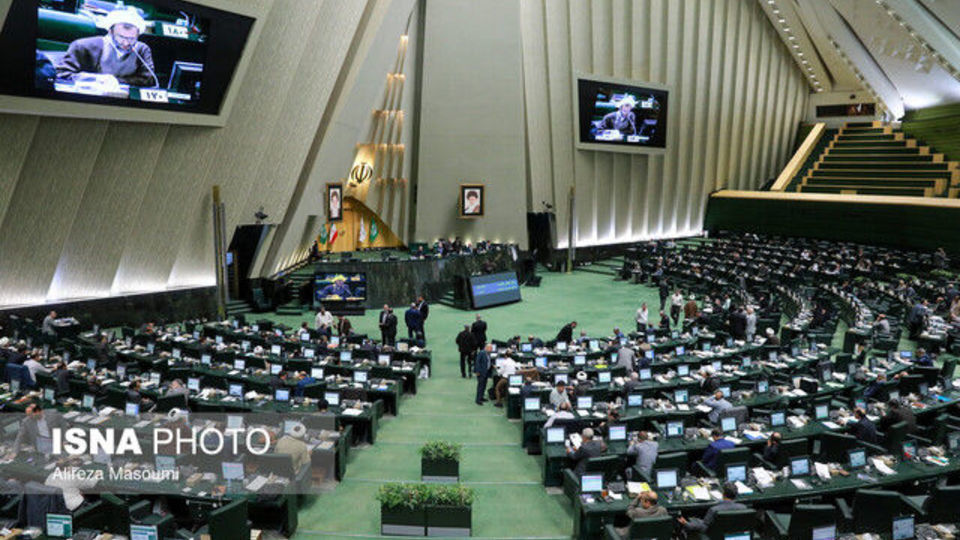 نمایندگان به بررسی لایحه متناسب سازی حقوق کارکنان دولت می‌پردازند