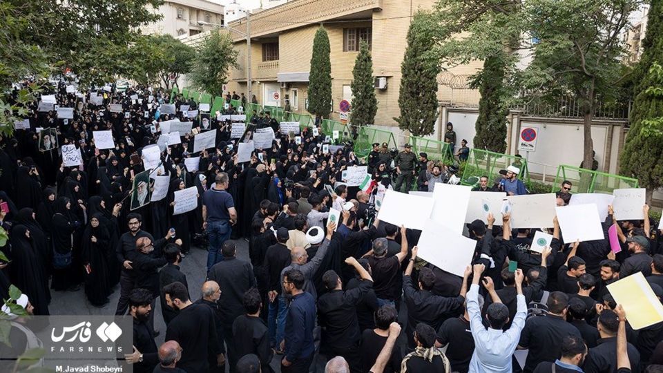 تجمع دانشجویان در پی محکومیت هتک حرمت قرآن کریم تجمع دانشجویان در پی محکومیت هتک حرمت قرآن کریم