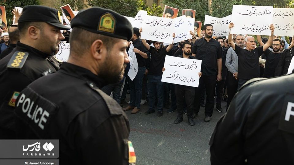 تجمع دانشجویان در پی محکومیت هتک حرمت قرآن کریم تجمع دانشجویان در پی محکومیت هتک حرمت قرآن کریم