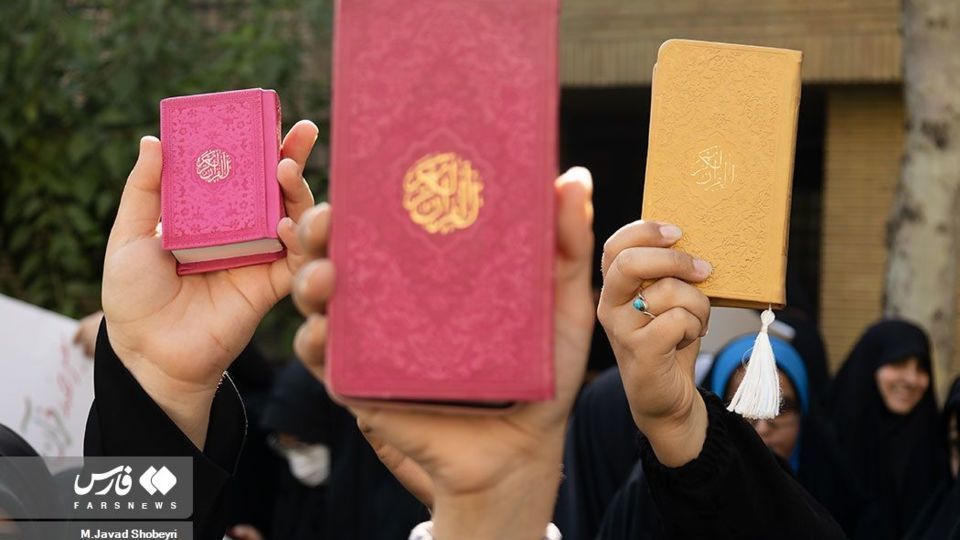 تجمع دانشجویان در پی محکومیت هتک حرمت قرآن کریم تجمع دانشجویان در پی محکومیت هتک حرمت قرآن کریم