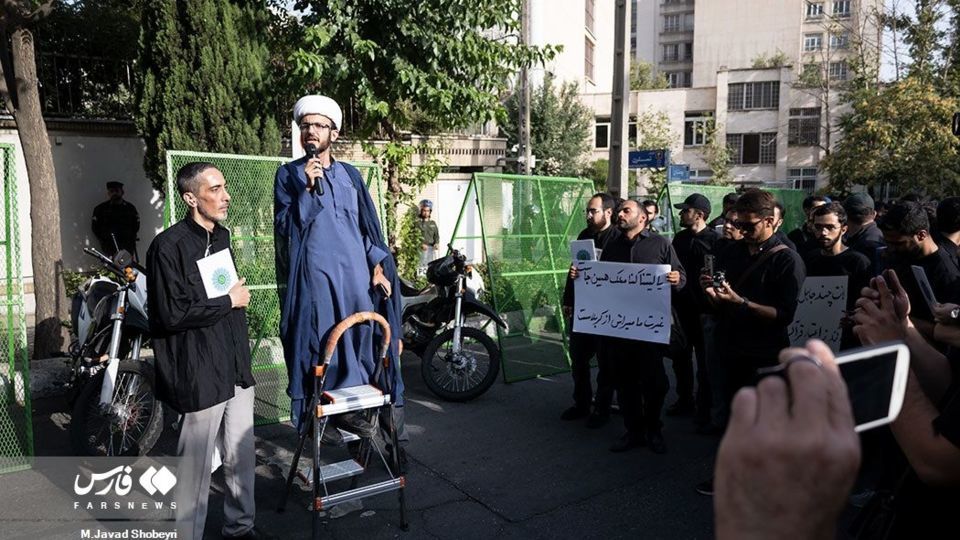 تجمع دانشجویان در پی محکومیت هتک حرمت قرآن کریم تجمع دانشجویان در پی محکومیت هتک حرمت قرآن کریم