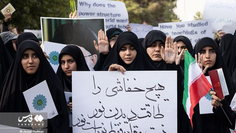 تجمع دانشجویان در پی محکومیت هتک حرمت قرآن کریم تجمع دانشجویان در پی محکومیت هتک حرمت قرآن کریم