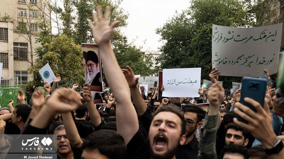 تجمع دانشجویان در پی محکومیت هتک حرمت قرآن کریم تجمع دانشجویان در پی محکومیت هتک حرمت قرآن کریم