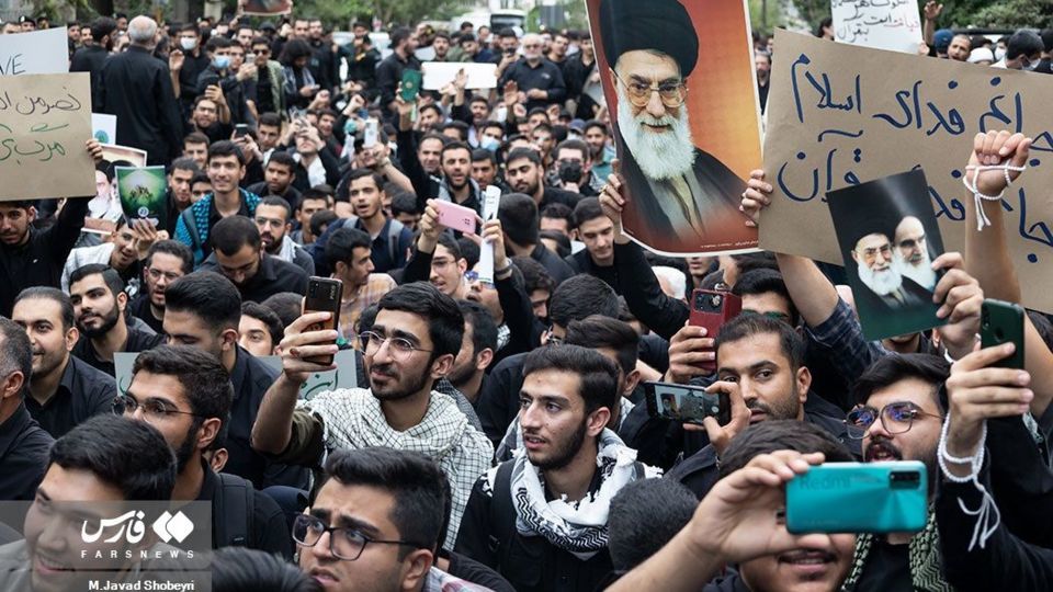 تجمع دانشجویان در پی محکومیت هتک حرمت قرآن کریم تجمع دانشجویان در پی محکومیت هتک حرمت قرآن کریم