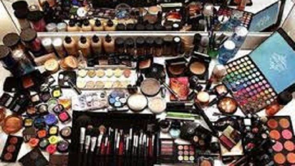ممنوعیت واردات لوازم آرایشی به کشور / عرضه محصولات زیرپله‌ای با نام برند اصلی