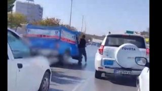 حرکت عجیب و فرار راننده نیسان بعد از تصادف در صدمتری مشهد حرکت عجیب و فرار راننده نیسان بعد از تصادف در صدمتری مشهد