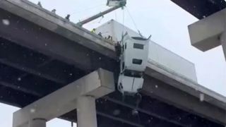 نجات معجزهآسای راننده کامیون آویزان از پل نجات معجزهآسای راننده کامیون آویزان از پل