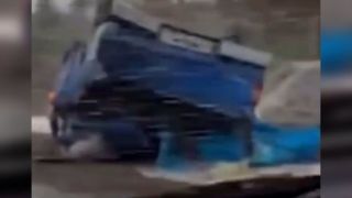 لحظه واژگونی نیسان آبی در جاده لغزنده لحظه واژگونی نیسان آبی در جاده لغزنده