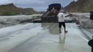 فروریختن یک پل هنگام عبور کامیون در هرمزگان فروریختن یک پل هنگام عبور کامیون در هرمزگان