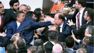 نمایندگان پارلمان ترکیه به جان هم افتادند نمایندگان پارلمان ترکیه به جان هم افتادند