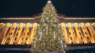 تصاویر هولناک از لحظه آتش گرفتن درخت اصلی سال نو تصاویر هولناک از لحظه آتش گرفتن درخت اصلی سال نو