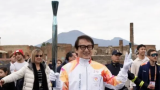 جکی چان مشعل بازیهای المپیک زمستانی ۲۰۲۶ را حمل کرد جکی چان مشعل بازیهای المپیک زمستانی ۲۰۲۶ را حمل کرد