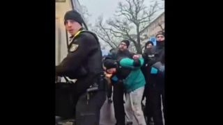 بازداشت خشن معترضان در خیابان توسط پلیس بازداشت خشن معترضان در خیابان توسط پلیس