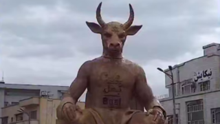 فیلم آمادهسازی و ساخت بت بعل برای آتشزدن در مراسم ۲۲ بهمن فیلم آمادهسازی و ساخت بت بعل برای آتشزدن در مراسم ۲۲ بهمن