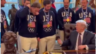 ترامپ مدال طلا را تصاحب کرد! ترامپ مدال طلا را تصاحب کرد!