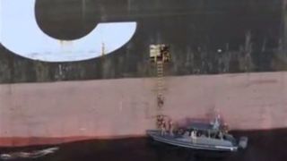 اولین تصاویر از توقیف کشتیهای کانتینربر متخلف در تنگه هرمز اولین تصاویر از توقیف کشتیهای کانتینربر متخلف در تنگه هرمز