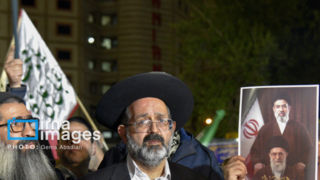 تصاویری از اجتماع یهودیان در تهران/ بنرهای عبری و فارسی در دست کلیمیان تصاویری از اجتماع یهودیان در تهران/ بنرهای عبری و فارسی در دست کلیمیان