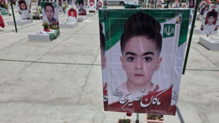 مزار نمادین شهید ماکان نصیری در گلزار شهدای میناب مزار نمادین شهید ماکان نصیری در گلزار شهدای میناب