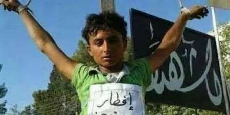 داعش یک کودک را به صلیب کشید