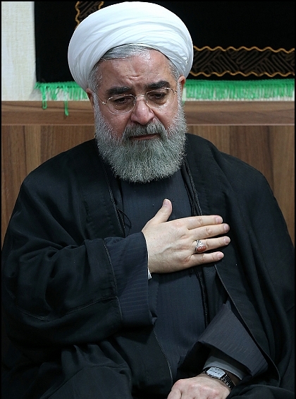 عکس/ چهره گریان دکتر روحانی در مراسم سوگواری اباعبدالله