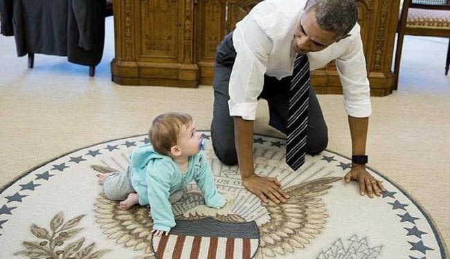 چهاردست و پا رفتن اوباما در کاخ سفید!+عکس