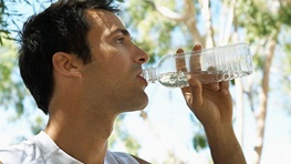 یک عادت ۳۰ ثانیه‌ای/ چرا مدیران ارشد کمپانی‌های بزرگ صبح ناشتا آب می‌خورند؟!