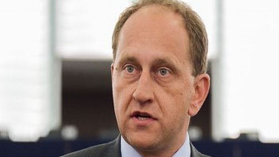 معاون پارلمان اروپا: رد توافق هستهای با ایران غلط است معاون پارلمان اروپا: رد توافق هستهای با ایران غلط است