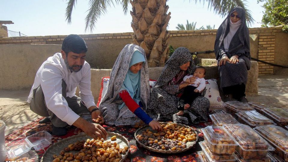 امرار معاش روحانی کشاورز در کنار تبلیغ